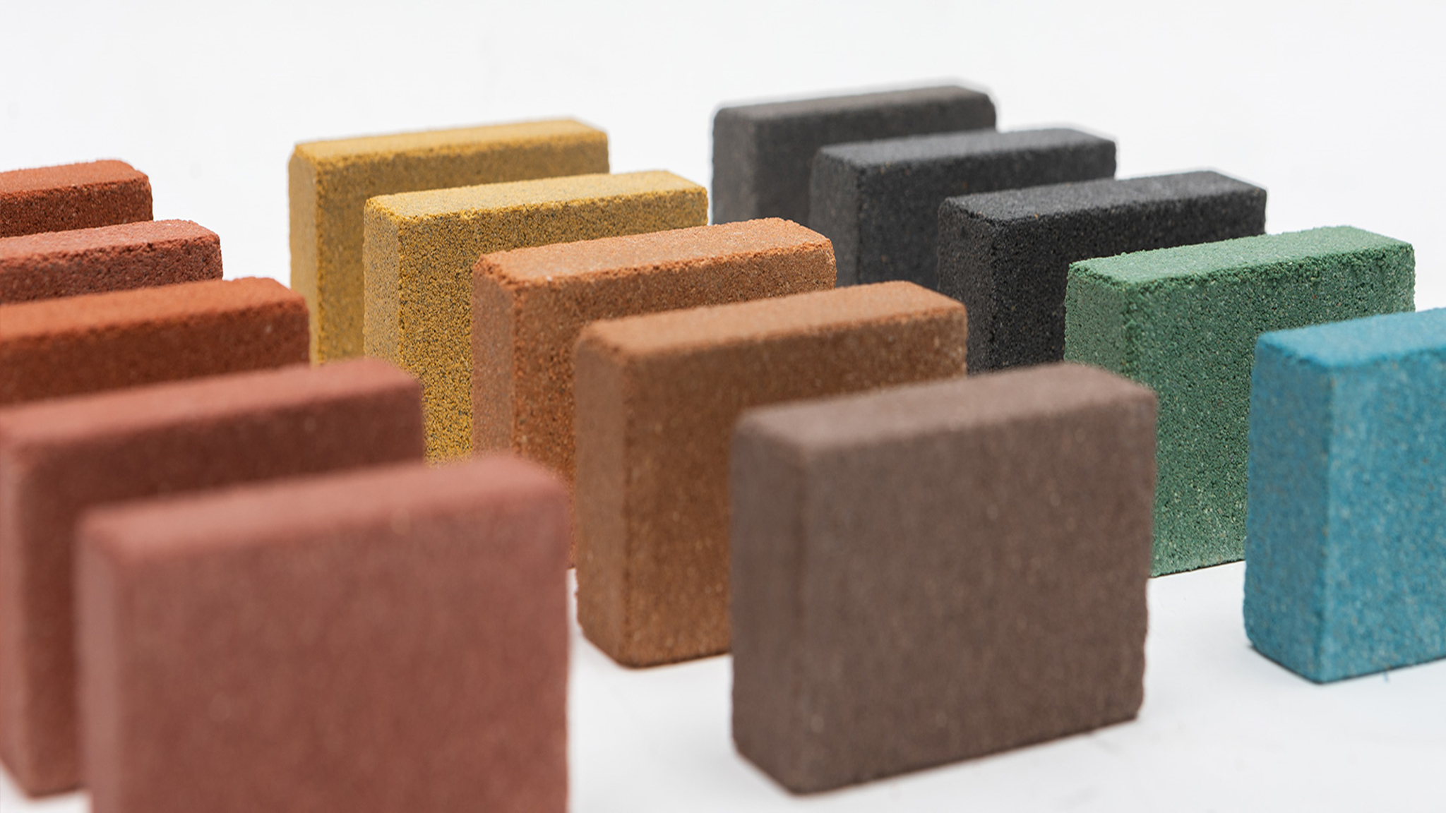 O óxido de ferro vermelho tem um problema de desbotamento no uso de tijolos coloridos de concreto