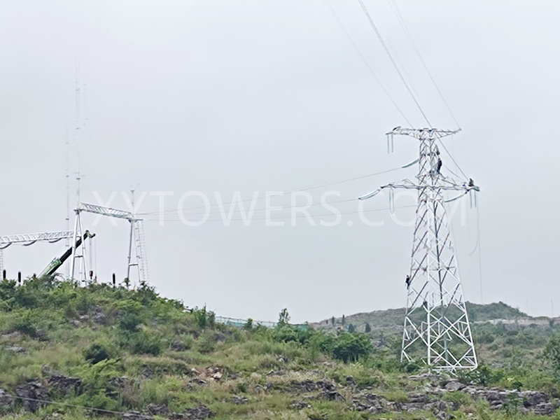 TORRE XY |No marco da torre de liñas de transmisión de 110 kV