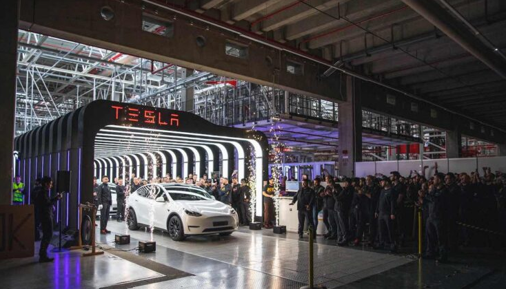 Tesla BYD компаниясымен алғаш рет қол ұстасып, неміс зауыты пышақ батареяларымен жабдықталған Model Y шығара бастағаны туралы хабарланды.