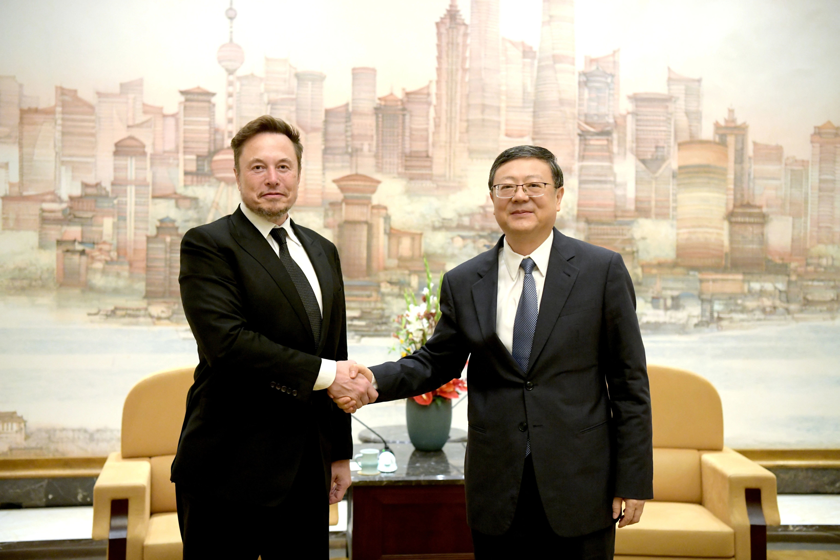 Is-Segretarju tal-Kumitat tal-Partit Muniċipali ta’ Shanghai jiltaqa’ ma’ Elon Musk