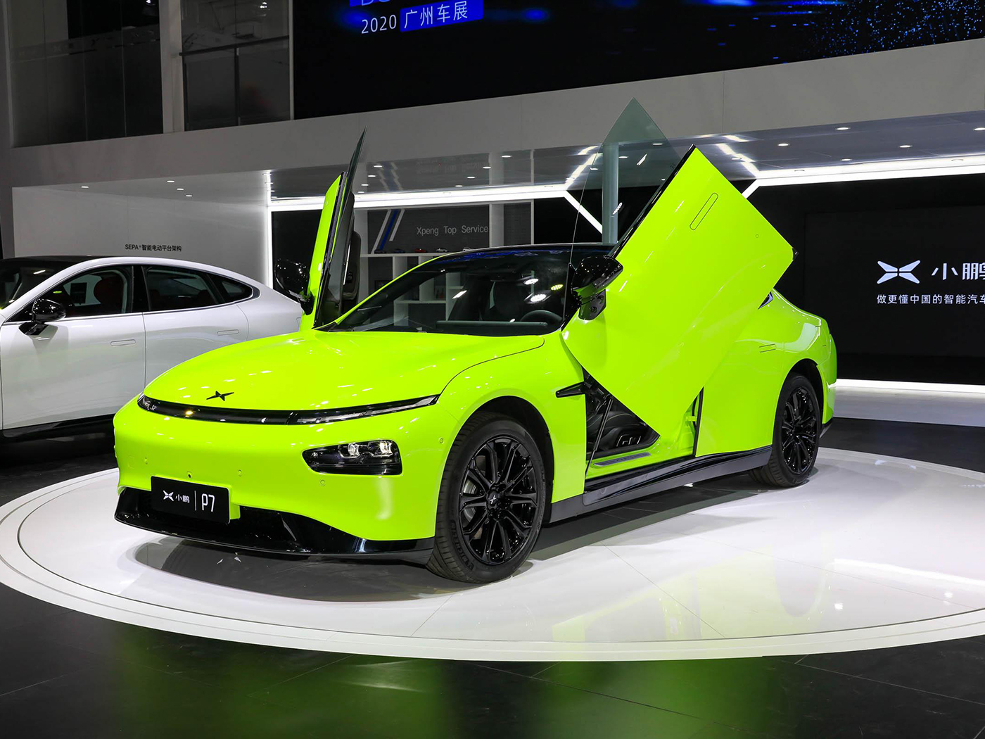 चीन में बनी Xpeng P7 इलेक्ट्रिक कार लग्जरी स्पोर्ट्स कार फीचर्ड इमेज