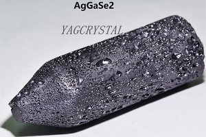 Aggase2 Crystals - oirean còmhlan aig 0.73 agus 18 μm