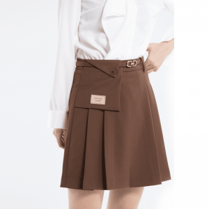 Bælte plisseret nederdel med specielt logodesign