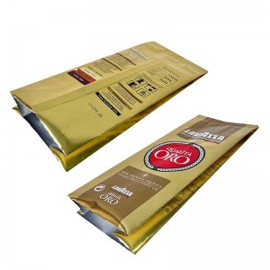 Τσάντα συσκευασίας σε σκόνη καφέ με κόκκους καφέ στο πλάι χρυσό φύλλο αλουμινίου με προσαρμοσμένη εκτύπωση με βαλβίδα