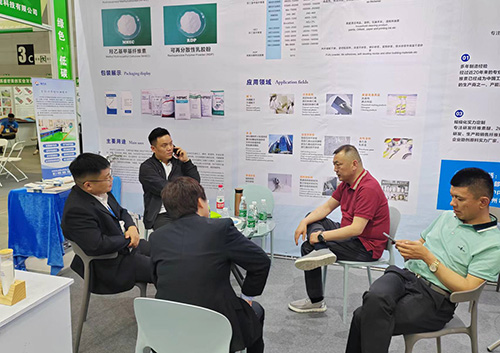 Chen Hongchao, presidente di Xinjiang Xiangyun Fine Cotton, hà visitatu u stand di cellulosa kingmax in China-Eurasia Building Expo.