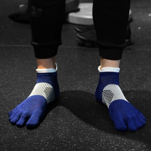 On behalf of the processing OEM new men’s strong pressure non-slip sports five-finger socks, running badminton riding function short tube socks