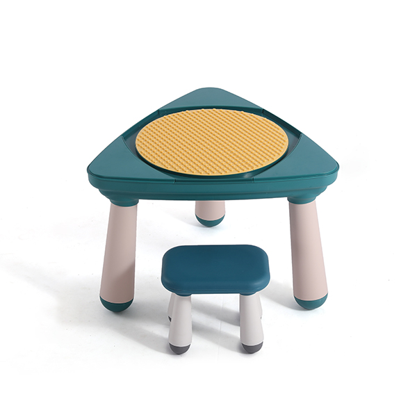 Predstavljena slika otroške mize s stolčkom in gradniki
