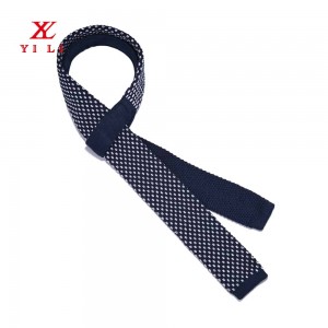 Baltas taškuotas tamsiai mėlynas megztas kaklaraištis