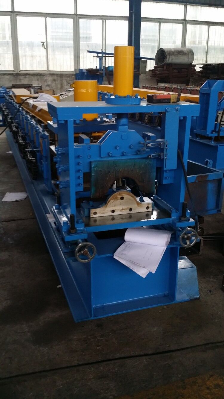 Hydraulický stroj na tvarovanie valcov na strešné dlaždice s hrebeňovým uzáverom