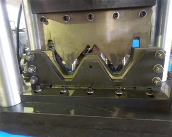 Mașină de formare a rulourilor șinelor de protecție cu fascicul W