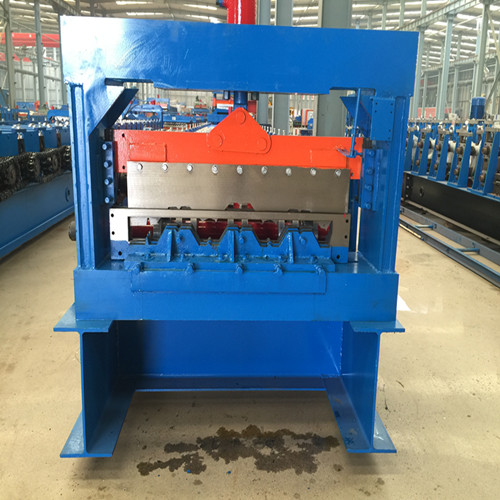 Hebei Operator tal-gverta tal-metall roll forming machine