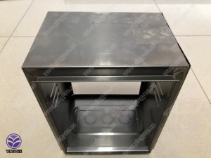 Macchina per la formatura di scatole per custodie in alluminio