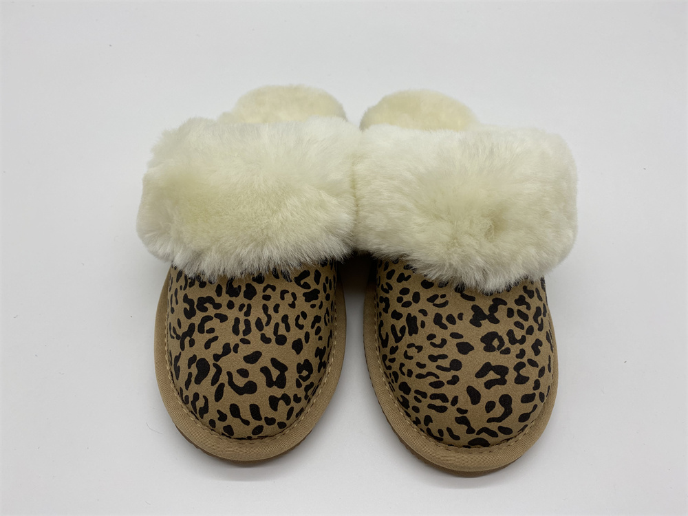 Pantoufles pour femmes à col léopard Image en vedette