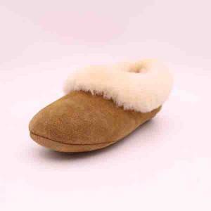 Produk yang populer adalah sandal kulit domba yang hangat