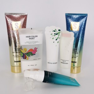 L'usine de force produit un tube d'emballage cosmétique pour le lavage du visage et une brosse en silicone de massage avec un tube multifonctionnel à billes