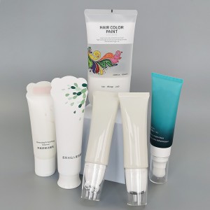 Ang pabrika ng lakas ay gumagawa ng cosmetic packaging tube para sa face wash at massage silicone brush na may ball multifunctional tube