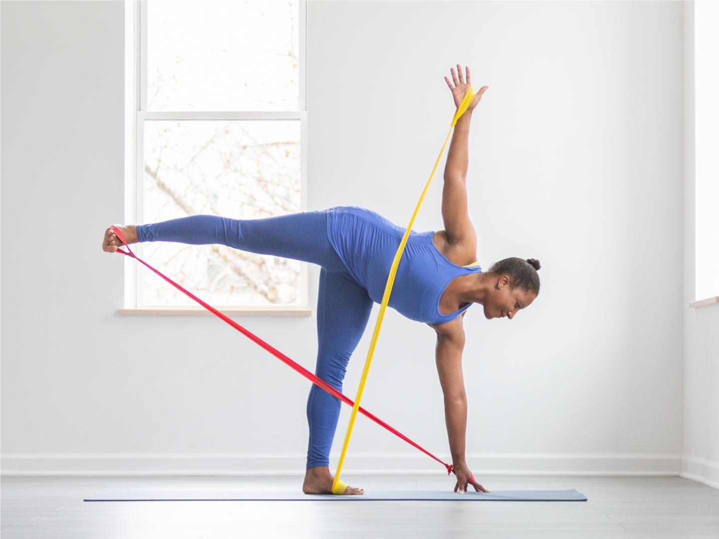 5 motive pentru a adăuga benzi de rezistență la practica ta de yoga