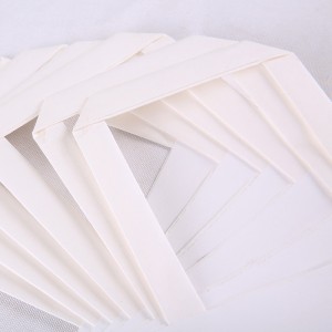 自然なクラフトの茶色の白い色の平らなペーパーは平らな紙袋のハンドルを扱います