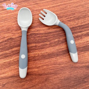 Cucchiaio e forchetta per neonati in silicone