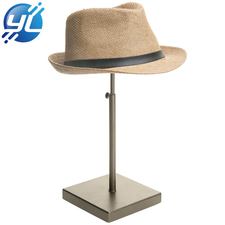 Samostatně stojící mosazný stojan na klobouk a paruku s nastavitelnou výškou