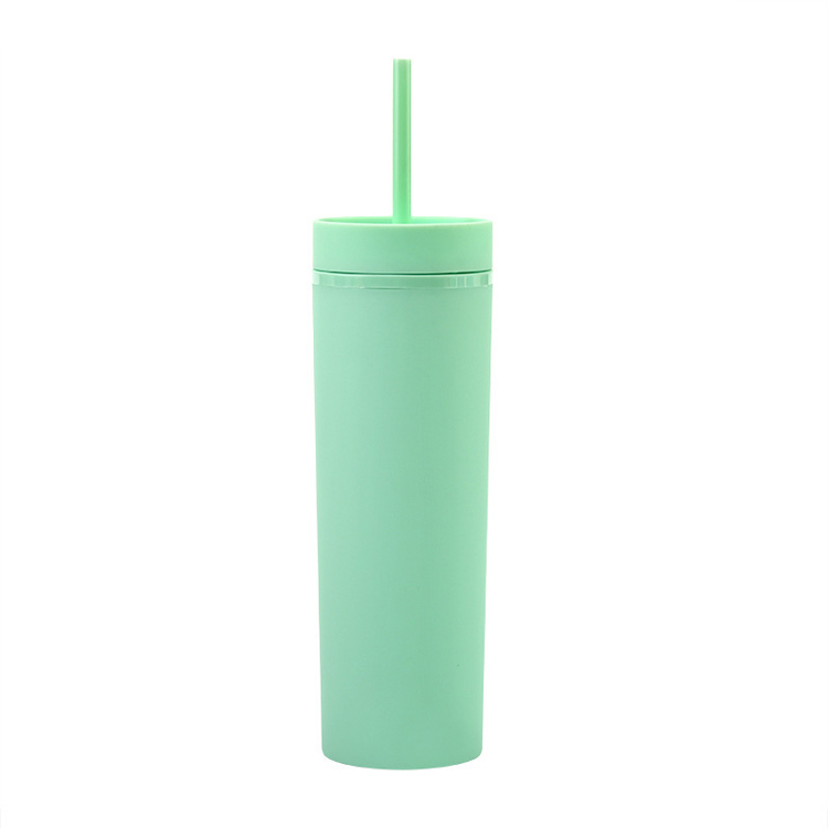 16 uncijų daugkartinio naudojimo plastikiniai puodeliai apvalūs plastikiniai vandens buteliai su šiaudeliais ir dangteliais.