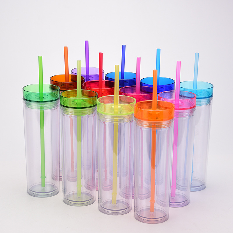 16 uncijų akriliniai riebūs puodeliai Matinės spalvos akriliniai stiklainiai su dangteliais ir spalvotais šiaudeliais Dvigubos sienelės plastikiniai stiklainiai su spalvingais šiaudeliais.