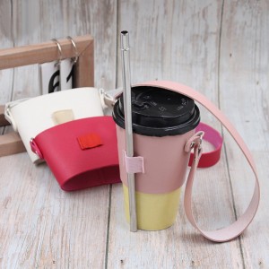 set skodelic za mlečni čaj z verižico iz akrilnega materiala in usnjenim držalom za skodelice