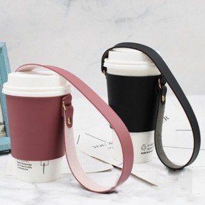 conjunto de xícara de chá de leite usando corrente de material acrílico e porta-copos de couro