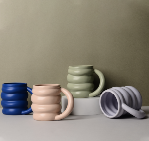 Fabrik-handgefertigte unregelmäßige Steingut-Tasse, individuelles Keramik-Essgeschirr