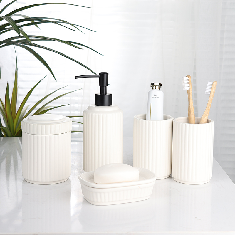 Hersteller Badezimmerprodukt Modernes 5-teiliges weißes vertikales Streifen-Set aus schlichter Keramik Badaccessoires