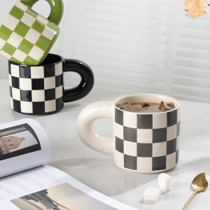 ໂຮງງານຜະລິດດ້ວຍມືສ່ວນບຸກຄົນ Ceramic Coffee Grid pattern mug ສໍາລັບຂອງຂວັນ