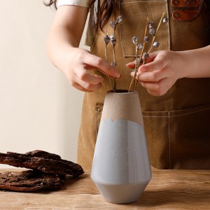 Moderna mat keramična vaza Ceramic Factory za aranžmaje iz suhih rož za dekoracijo doma
