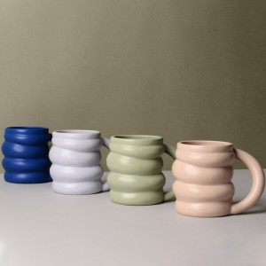 Fabriko Manfarita Neregula Stoneware Mug Propra Ceramika Vespermanĝo