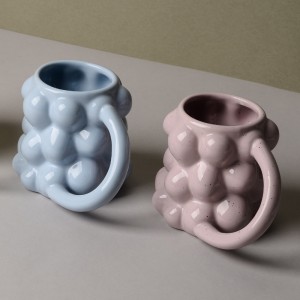 Fabréck Benotzerdefinéiert Glasur Cute Creative Drauwe Form Héich Qualitéit Keramik Latte Becher