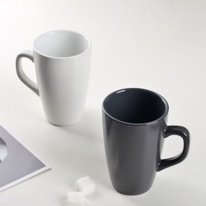 Tazza da caffè moderna in ceramica bianca e nera da 12 once con logo personalizzato smaltato