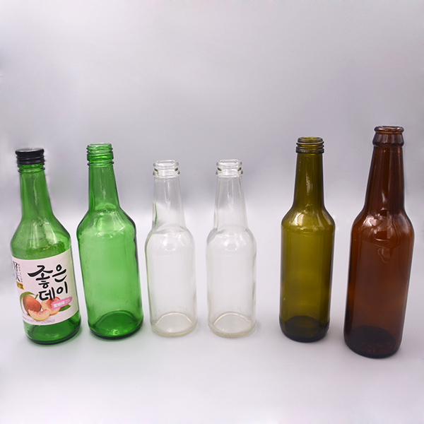 ¿Por qué las botellas de sake son básicamente verdes, las botellas de cerveza en su mayoría marrones y las botellas de vino de arroz son básicamente de plástico?