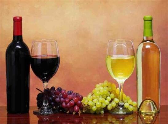Різниця між червоним вином і вином