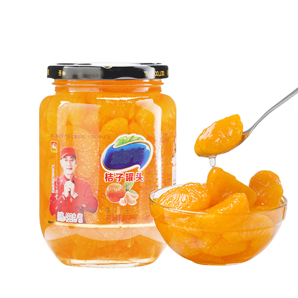 Geblikte mandaryns lemoen in glasfles Uitgestalde beeld