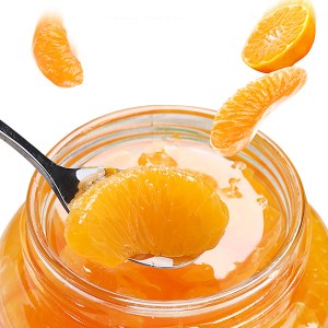 תפוז מנדרינה משומרת בצנצנת זכוכית