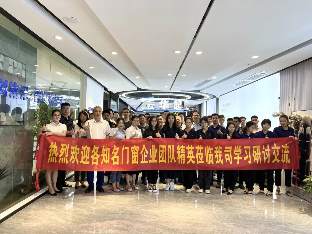 The first phase of Yunhuaqi Business School gave a hot lecture ,and more than 40 students successfully graduated.