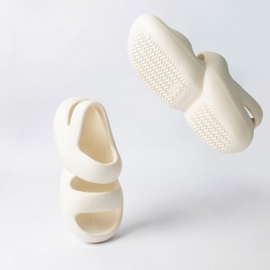 Sandale su popularne za djevojčice ljeti.Ravni donji dio i unutrašnje papuče otporne na eva su popularne među djevojkama