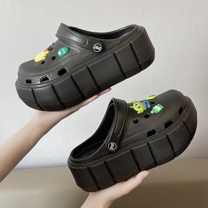 Kreskówkowe buty z dziurami dla kobiet noszących grubą podeszwę poza latem, które mają ochotę nadepnąć na gówno, owiniętą głowę i dwa sandały