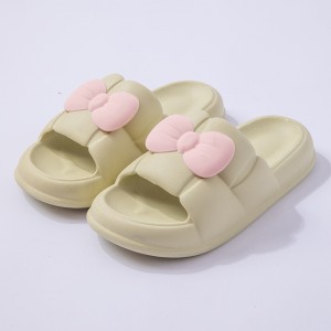 Füße, die Pantoffeln für weibliche liebliche Einlagen im Sommer fühlen;Paare zu Hause tragen draußen Sandalen