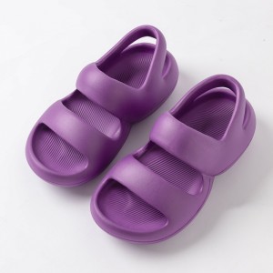 Sandaler er populære for piger om sommeren.Flade bunde og eva skridsikre indendørs hjemmesko er populære for piger