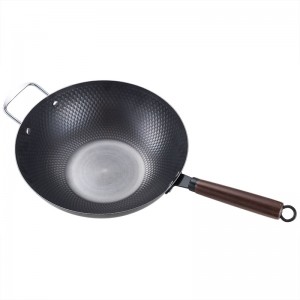 YUTAI 30-34cm scale pattern iron wok na may hawakan na gawa sa kahoy
