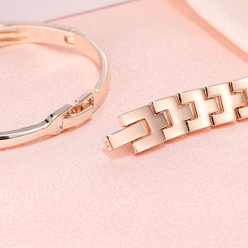 အမျိုးသမီးများအတွက် လက်ဆောင်ပစ္စည်းများအတွက် Crystal Bracelet ဖြင့် Classic Alloy Strap Ladies Watch