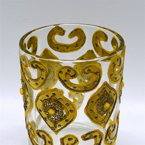 Stikla svečturis ar klasisku savilktu dekoratīvu rakstu