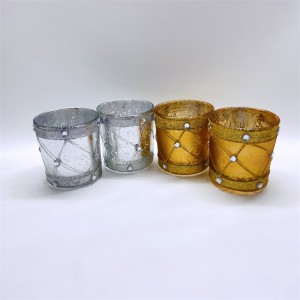 شمعدان شیشه ای از الگوی تزئینی قراردادی کلاسیک
