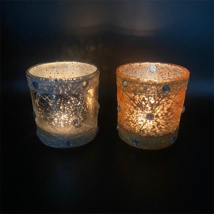 Lasista valmistettu kynttilänjalka, jossa on klassinen supistettu koristekuvio