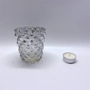 Lasista valmistettu kynttilänjalka, jossa on klassinen supistettu koristekuvio